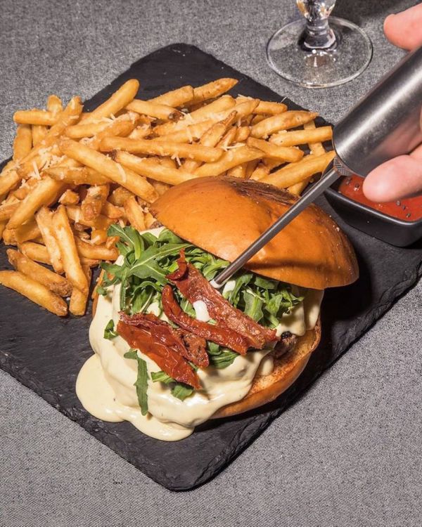 Dr. Burger y papas con trufa 