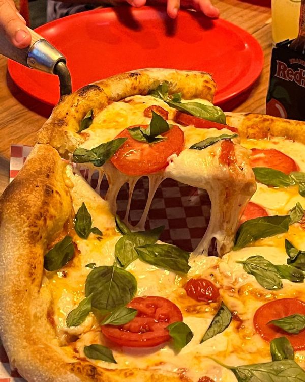 spots donde sirven mucho queso a los platos